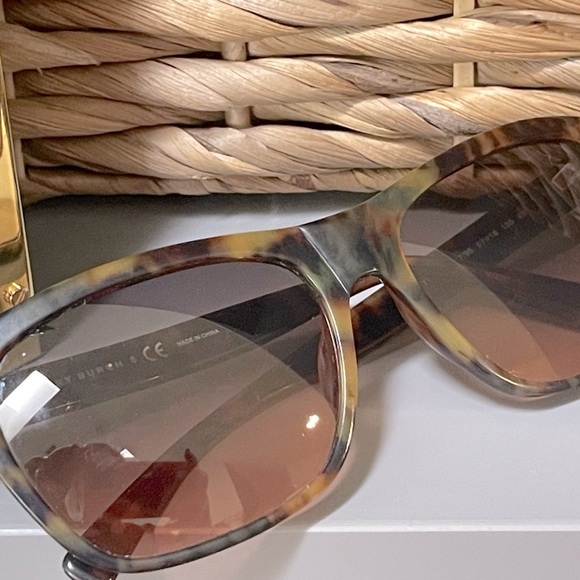 Authentic Tory Burch vintage tortoise shell sunglasses w/original case. - Picture 6 of 10